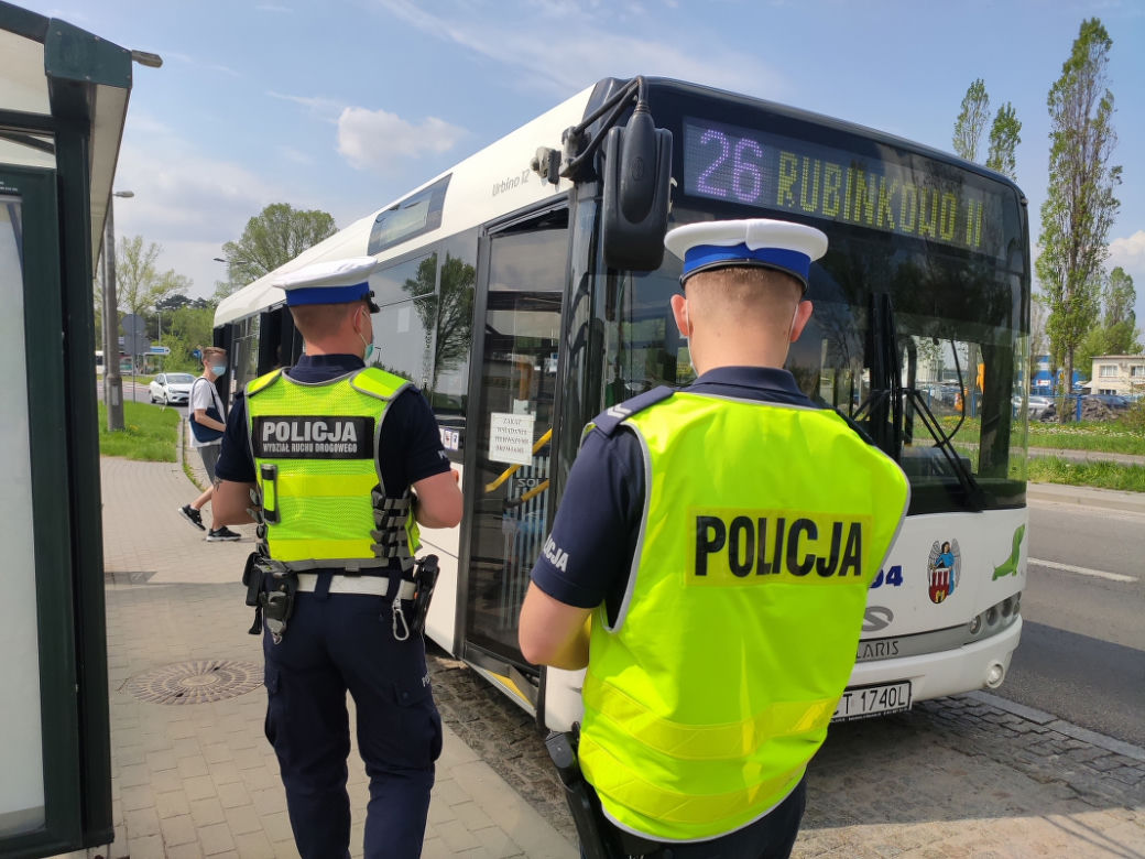 Mieszkańcy Torunia zdjęli maseczki i ruszyli na miasto. Policja sprawdza, czy nie łamią obostrzeń