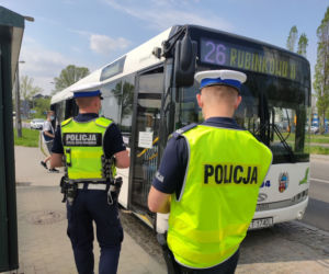 Mieszkańcy Torunia zdjęli maseczki i ruszyli na miasto. Policja sprawdza, czy nie łamią obostrzeń