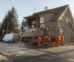 Ciężarówka wjechała w budynek