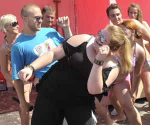 Weronika Grycan TAŃCZY na PLAŻY z dziećmi - ZDJĘCIA