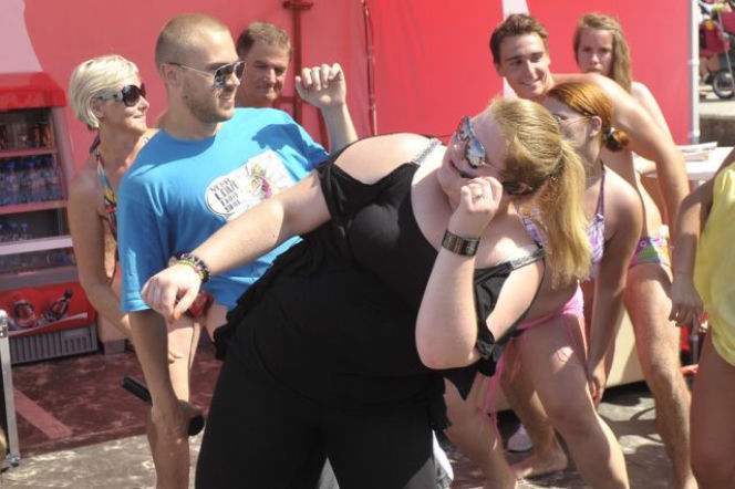 Weronika Grycan TAŃCZY na PLAŻY z dziećmi - ZDJĘCIA