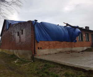 Pojechali z pomocą, sami zostali poszkodowani. Wichura ZNISZCZYŁA REMIZĘ strażaków