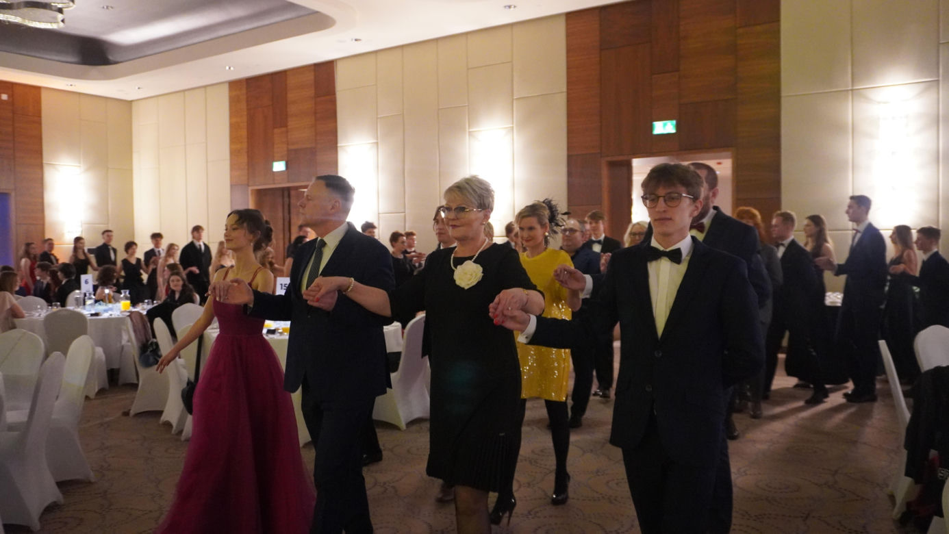 Studniówkowe szaleństwo. Bal przedmaturalny I LO im. Bartłomieja Nowodworskiego 