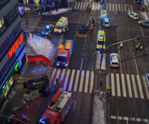 Śmigłowiec ratunkowy na placu Szembeka! Zderzenie samochodów, jeden z nich uderzył w kobietę i dziecko
