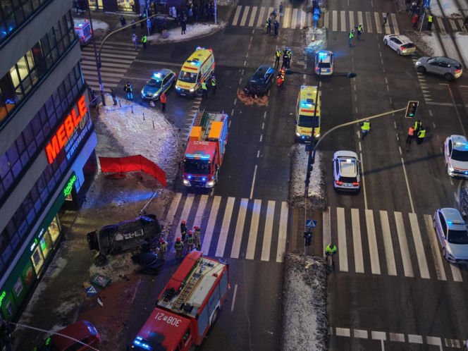 Śmigłowiec ratunkowy na placu Szembeka! Zderzenie samochodów, jeden z nich uderzył w kobietę i dziecko