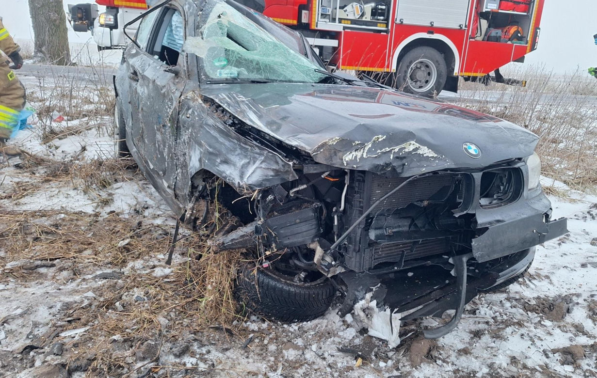 BMW wypadło z drogi i dachowało! Jedna osoba trafiła do szpitala [ZDJĘCIA]
