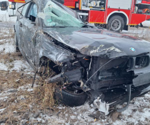 BMW wypadło z drogi i dachowało! Jedna osoba trafiła do szpitala [ZDJĘCIA]