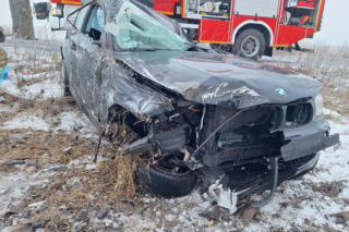 BMW wypadło z drogi i dachowało! Jedna osoba trafiła do szpitala [ZDJĘCIA]