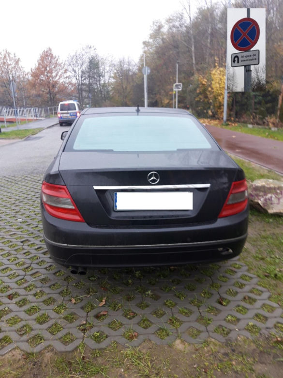 Tak parkują "miszczowie parkowania" z Katowic. Strażnicy miejscy rozkładają ręce 
