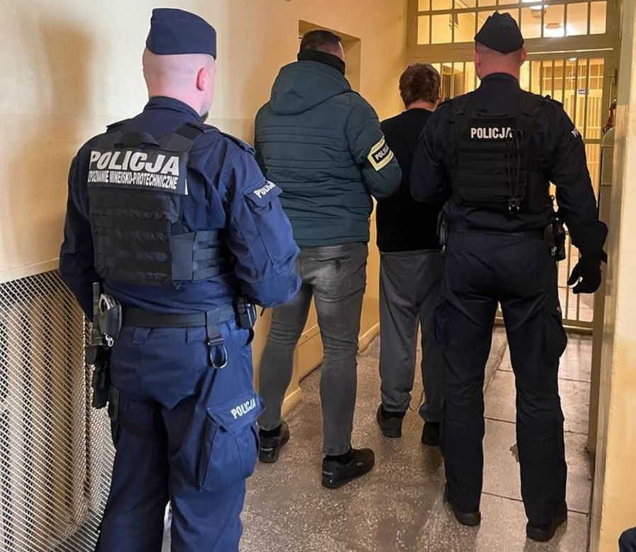 Potrącony policjant z Poddębic walczy o życie. Domniemany sprawca próbował spalić auto [ZDJĘCIA]