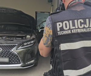 Uciekał kradzionym Lexusem. Wyskoczył z jadącego auta
