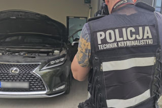 Uciekał kradzionym Lexusem. Wyskoczył z jadącego auta