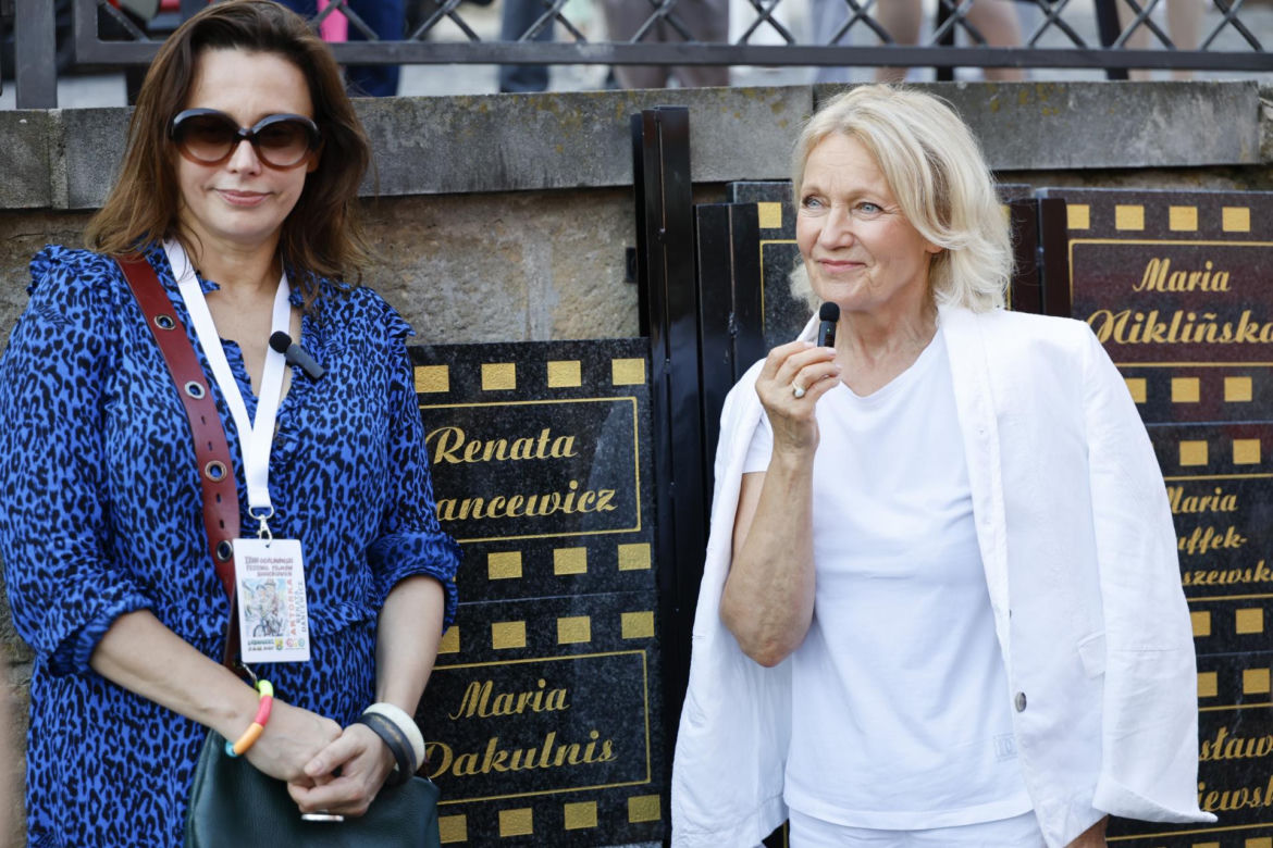 Cała na biało Maria Pakulnis szaleje z sierpem w Lubomierzu. Renata Dancewicz tym razem na spokojnie