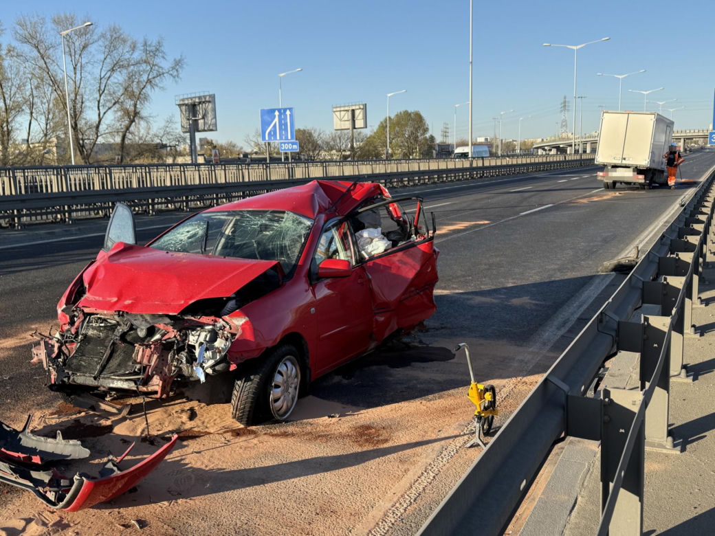 Śmiertelny wypadek na S8! Jedna osoba nie żyje po zderzeniu trzech ciężarówek 