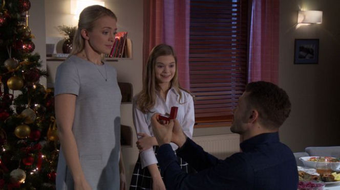 M jak miłość odc. 1216. Joasia (Barbara Kurdej-Szatan), Tomek (Andrzej Młynarczyk), Zosia (Julia Wróblewska)