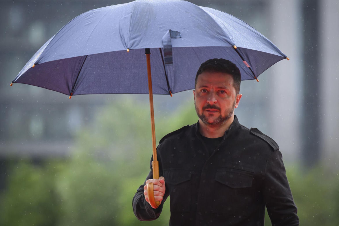 Tak Zełenski prezentuje się na salonach. Wszystkie stroje prezydenta Ukrainy