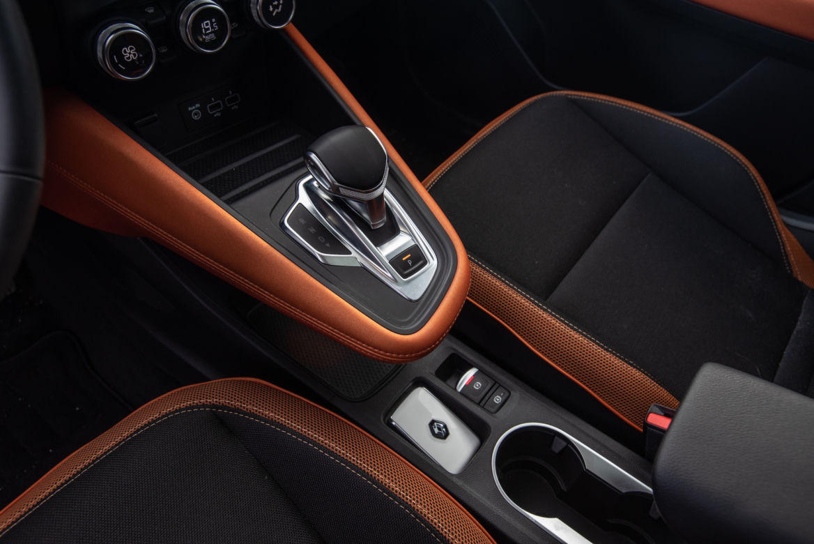 Peugeot 2008 GT Line vs Renault Captur Intens
