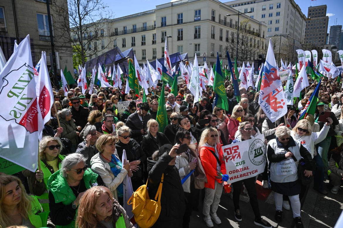 Protest pracowników ZUS w Warszawie przed Ministerstwem Finansów