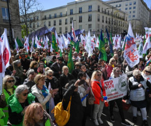 Protest pracowników ZUS w Warszawie przed Ministerstwem Finansów