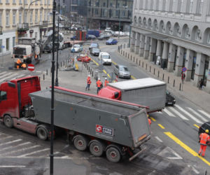Armagedon w centrum Warszawy. Auta w kolejce do wypisania mandatów! Rozkopują pl. Pięciu Rogów