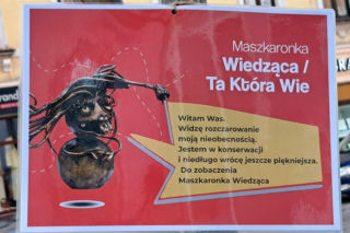 Kartka zamiast figurki: Maszkaronka Wiedząca została zdemontowana do naprawy