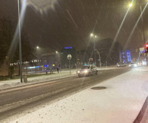 Warmia i Mazury zasypane śniegiem. Na drogach trudne warunki