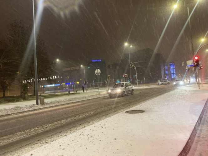 Warmia i Mazury zasypane śniegiem. Na drogach trudne warunki