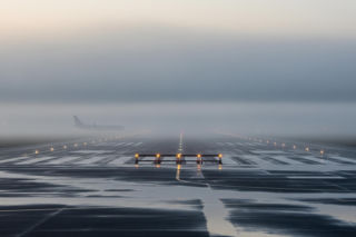 Kraków Airport sparaliżowane przez mgłę. Ile lotów musiało zostać przekierowanych?