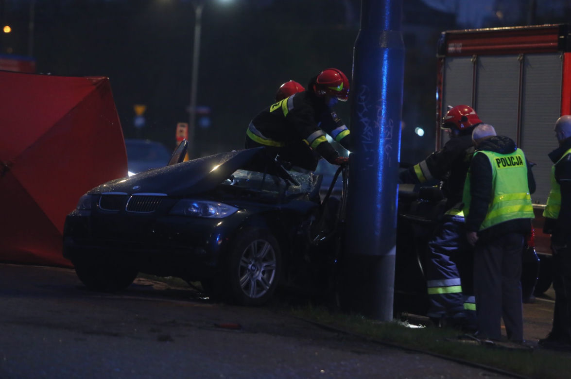 Kobieta w BMW rozbiła się na słupie