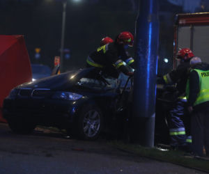 Kobieta w BMW rozbiła się na słupie