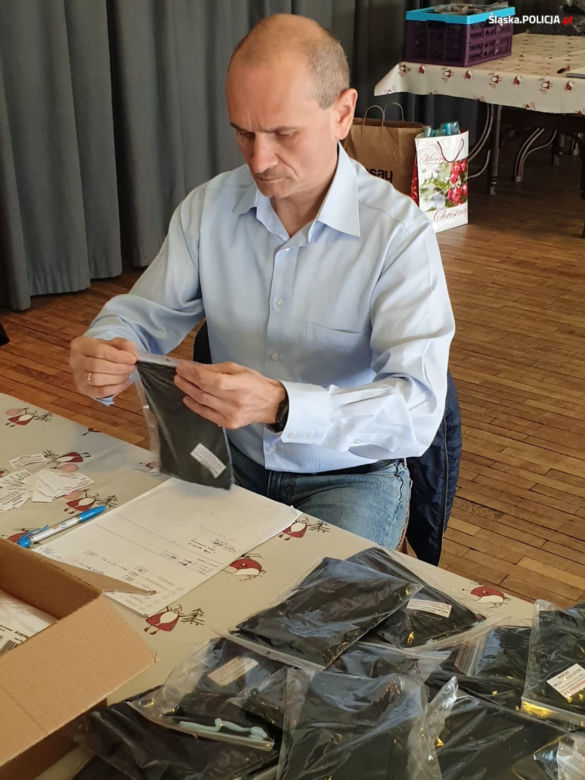 Policjantka z mężem-ratownikiem szyją maseczki dla lekarzy! [ZDJĘCIA]