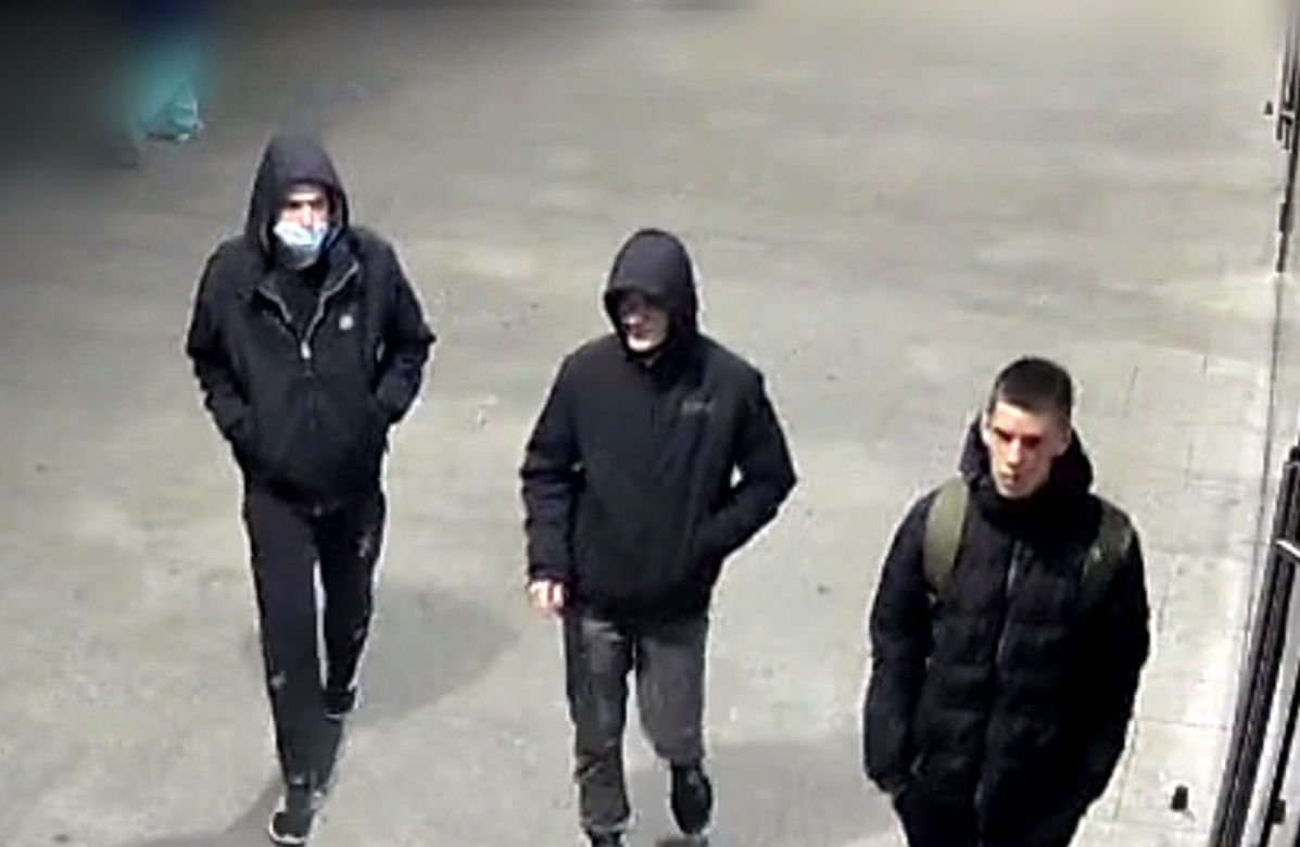Rozbój pod galerią handlową we Wrocławiu. Wyrwali telefon i grozili pobiciem