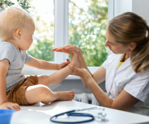 Twoje dziecko ma płaskie stopy? Nie panikuj, ale na ten termin zwróć uwagę 