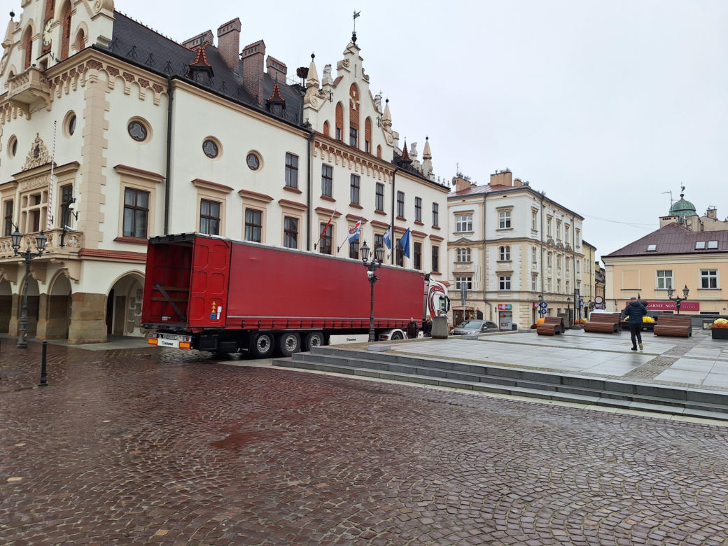Na rzeszowskim Rynku rozpoczął się montaż świątecznej choinki 