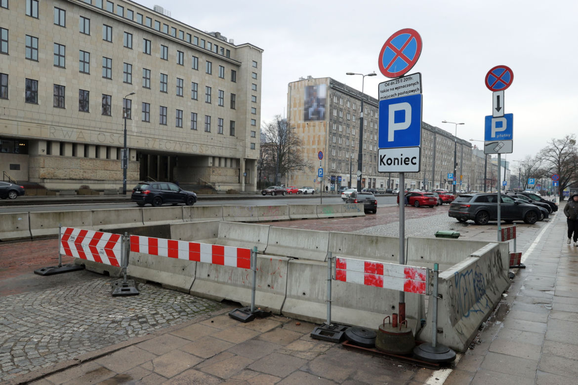 Dziura niezgody w al. Solidarności. Urzędnicy nie mogą się dogadać, kto ma zapłacić za naprawę