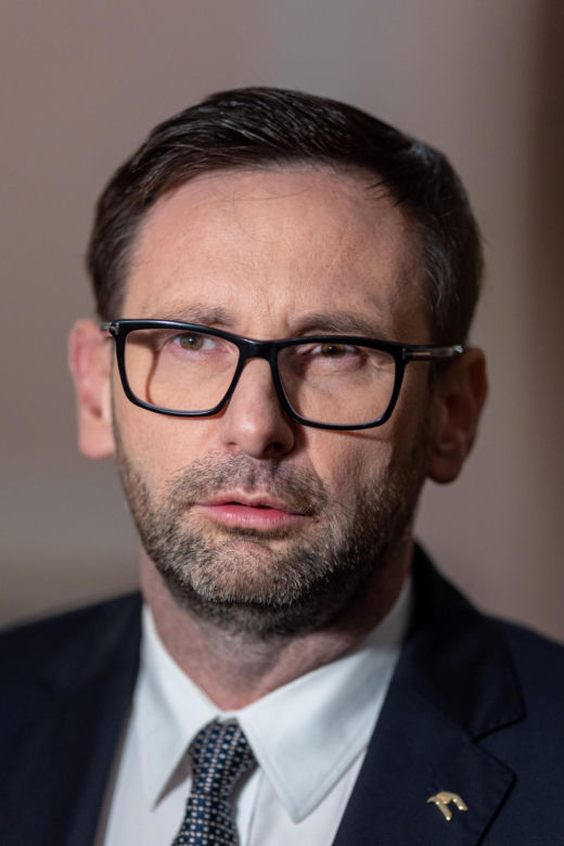 Daniel Obajtek na kawie w markowych okularach