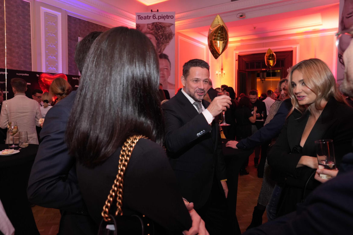 Trzaskowski wśród gwiazd. Prezydent błyszczał na premierze w Teatrze 6.Piętro