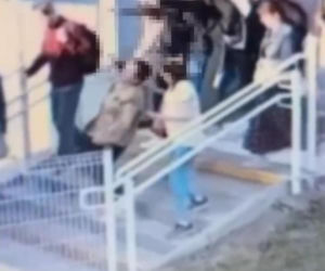Schodziła po schodach, nagle obcy mężczyzna kopnął ją w głowę. Tłumaczenie poraża: Wydawało mi się...