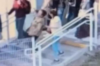 Schodziła po schodach, nagle obcy mężczyzna kopnął ją w głowę. Tłumaczenie poraża: Wydawało mi się...