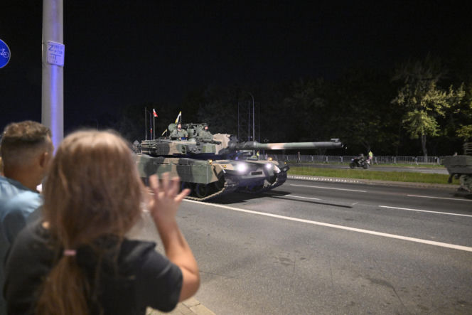 Nocna próba defilady wojskowej w Warszawie