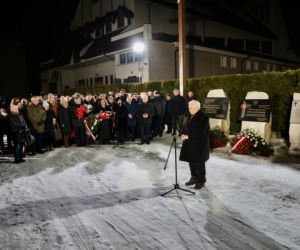 Jarosław Kaczyński w Starachowicach – Hołd dla Matki i Refleksje o Polsce