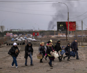 Już prawie 2 MILIONY obywateli Ukrainy uciekły przed wojną. Rosja celowo wywołuje katastrofę humanitarną