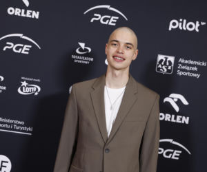 Władimir Semirunnij wsparł zrzutkę u Łatwoganga. Olimpijczyk zgolił włosy i przekazał medal na aukcję