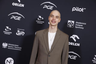 Władimir Semirunnij wsparł zrzutkę u Łatwoganga. Olimpijczyk zgolił włosy i przekazał medal na aukcję