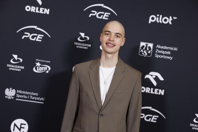 Władimir Semirunnij wsparł zrzutkę u Łatwoganga. Olimpijczyk zgolił włosy i przekazał medal na aukcję