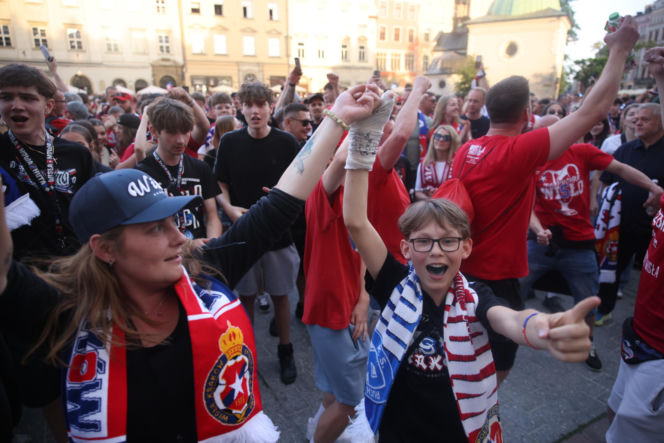 Dramat podczas fety Wisły Kraków. 11-latka trafiona petardą trafiła do szpitala