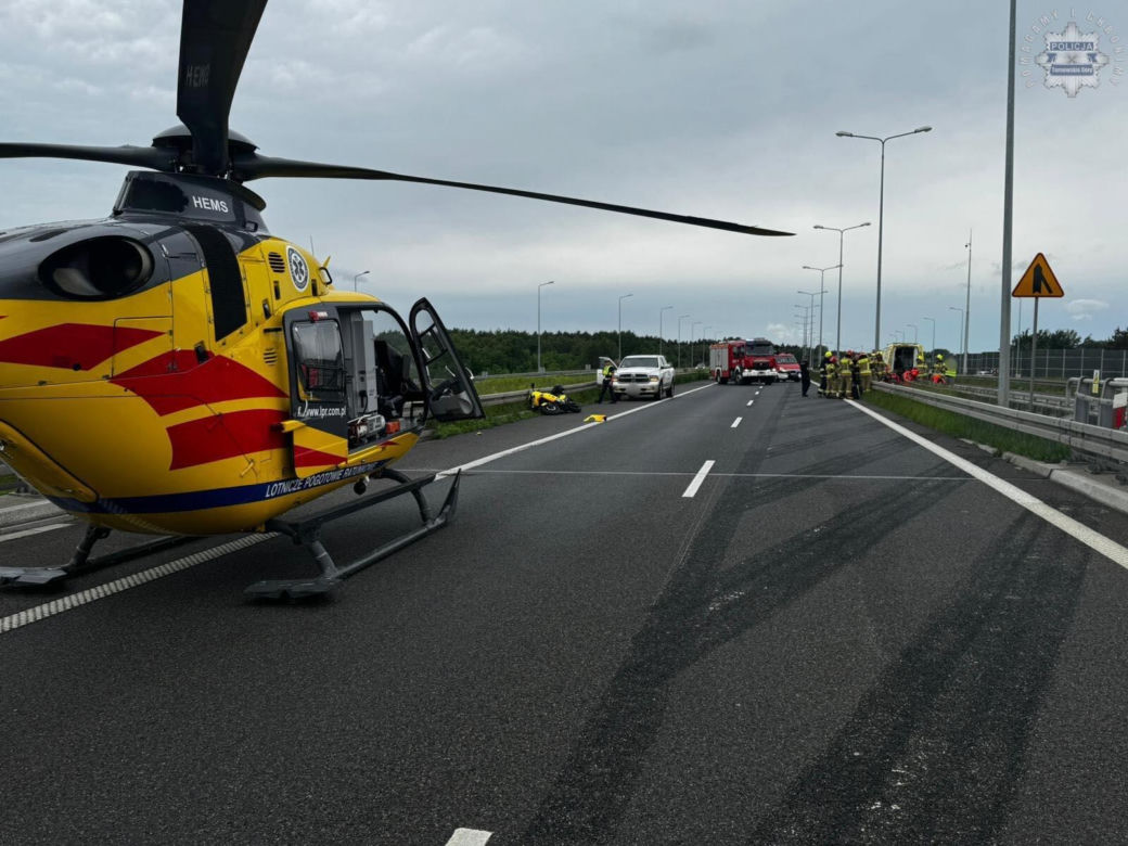 Groźny wypadek na drodze ekspresowej S1. Motocyklista zabrany śmigłowcem LPR do szpitala