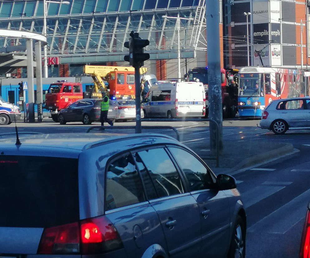 Wrocław. Tramwaj wyleciał z szyn i uderzył w autobus MPK! Jedna osoba ranna [ZDJĘCIA]