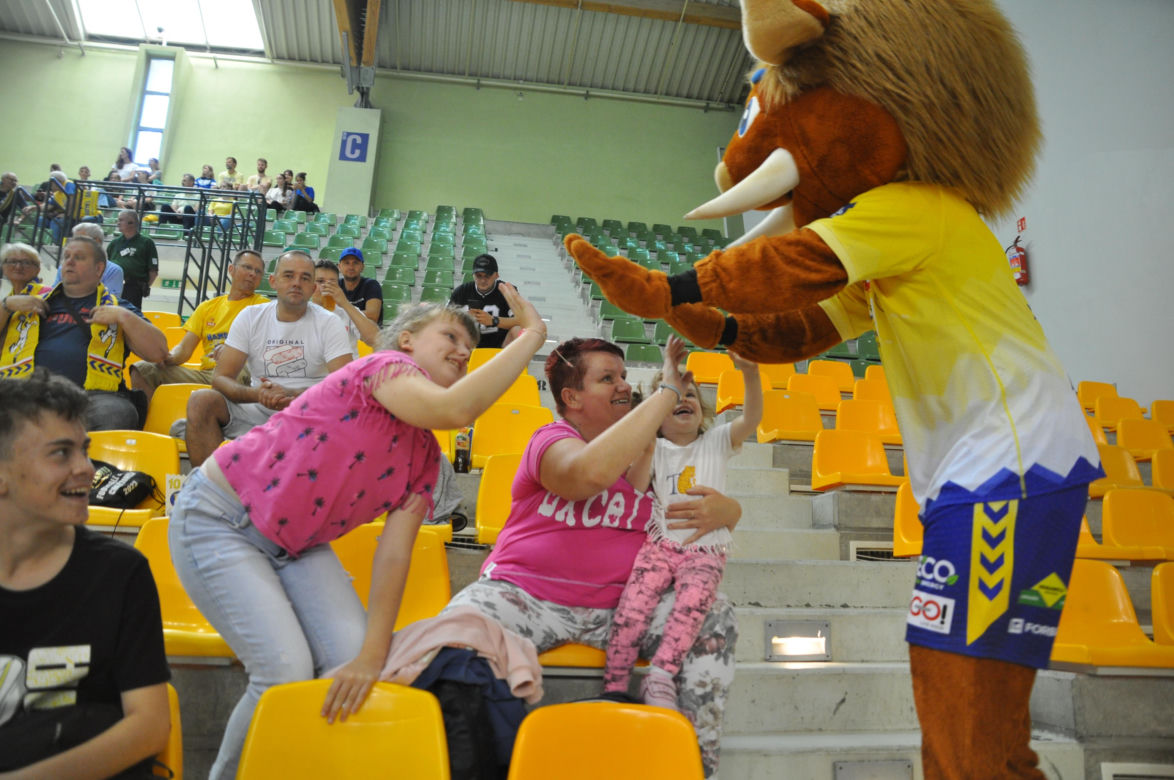 Kibice na meczu Industria Kielce - Grupa Azoty Unia Tarnów w Orlen Superlidze piłkarzy ręcznych. Zobacz zdjęcia