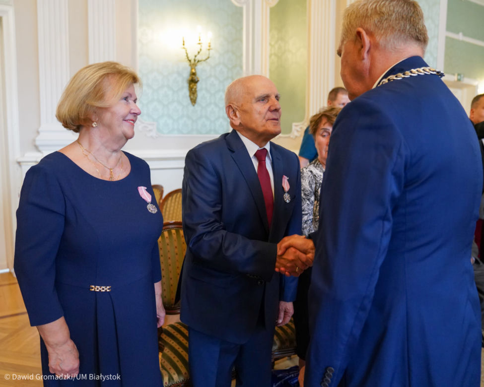 Białystok. Pary świętowały złote gody. Prezydent wręczył małżonkom medale [ZDJĘCIA]